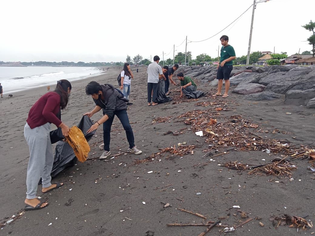 podiumnews.com-Hari Peduli Sampah, KMHDI Bali Gelar Bersih Sampah Plastik di Pantai
